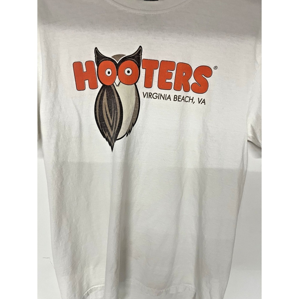 Hooters Virginia Beach VA Graphic T-Shirt White Gildan Medium - Picture 2 of 9